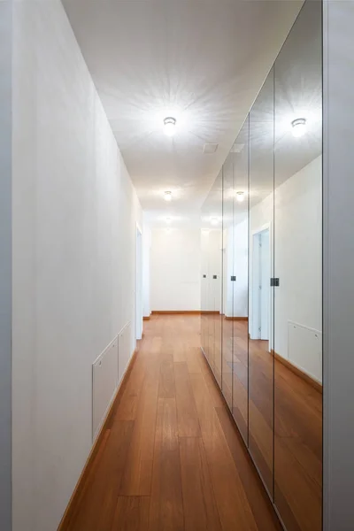 Современная квартира, коридор — стоковое фото