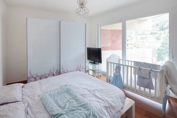 Apartamento moderno, dormitorio — Foto de Stock