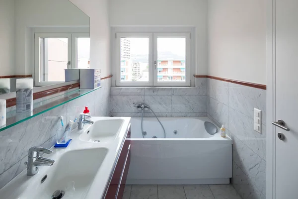 Appartement moderne, salle de bain — Photo