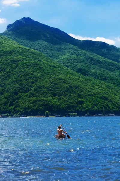 Kano jongen in het meer in de zomer — Stockfoto
