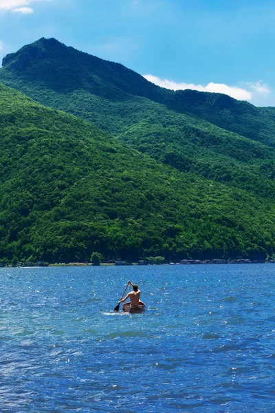 Boy kánoe na jezeře v létě — Stock fotografie