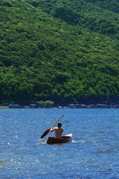 Ragazzo con canoa sul lago — Foto Stock