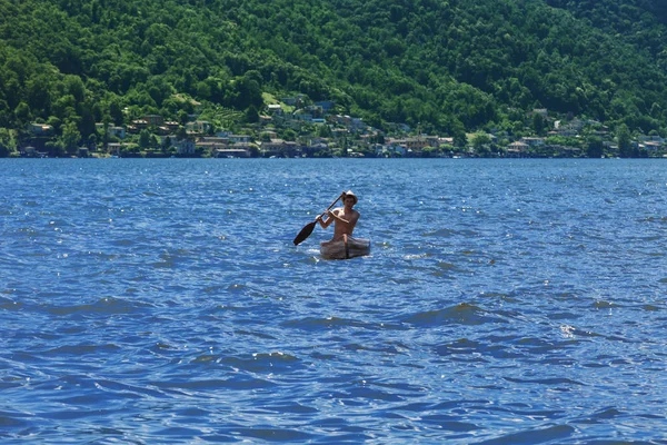 湖でカヌーを持つ少年 — ストック写真