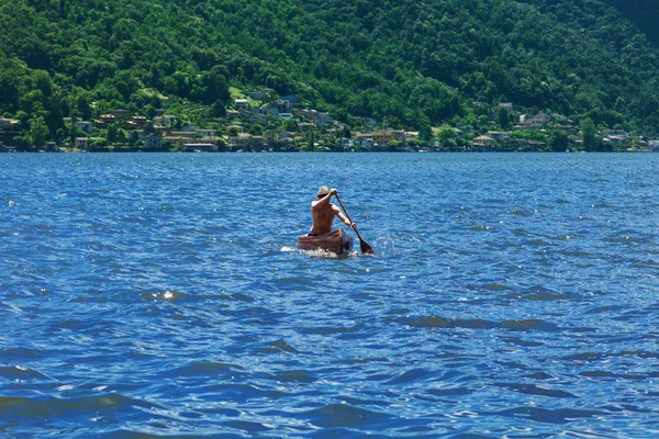 Canoa ragazzo nel lago in estate — Foto Stock