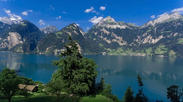 Paisaje con lago y montañas en Suiza — Foto de Stock