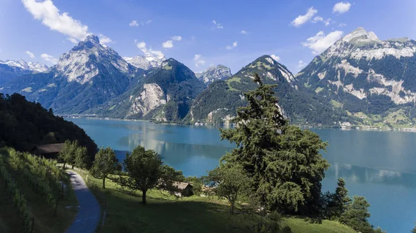 Paisaje con lago y montañas en Suiza — Foto de Stock