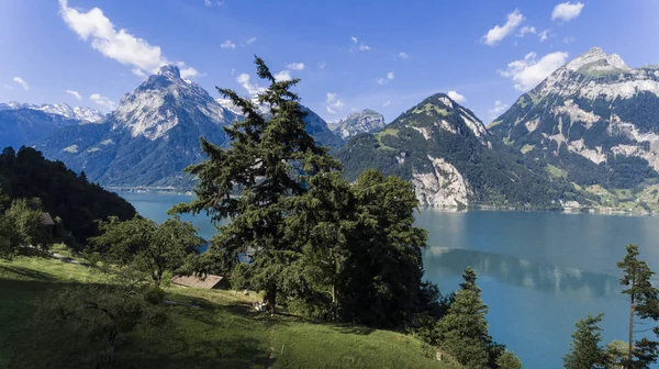 Paisaje con lago y montañas en Suiza — Foto de Stock