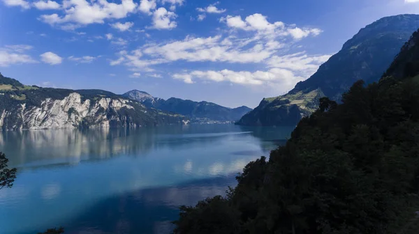 Paisaje con lago y montañas en Suiza — Foto de Stock