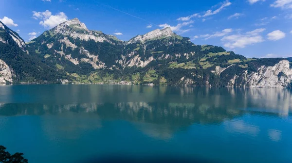 风景与湖和山在瑞士 — 图库照片