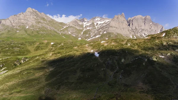 Aereal utsikt över schweiziska bergen — Stockfoto