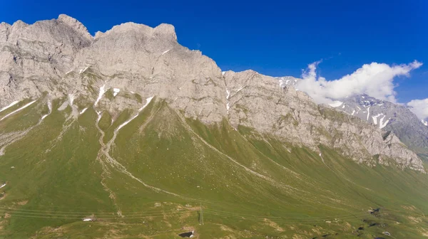 Aereal widok na szwajcarskie góry — Zdjęcie stockowe