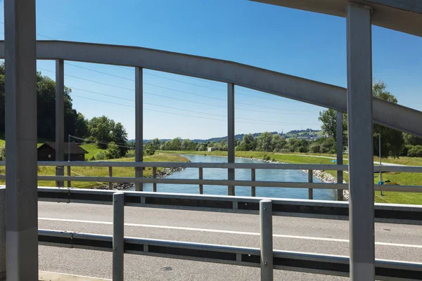 A estrada que passa sobre a ponte de ferro na Suíça — Fotografia de Stock