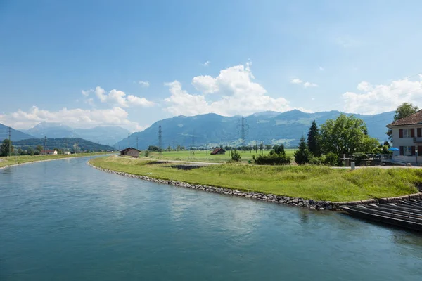 Büyük İsviçre vadi boyunca nehir geçiyor