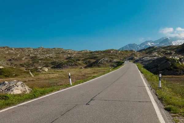 Αλπικό πέρασμα του San Bernardino στην Ελβετία, δρόμος — Φωτογραφία Αρχείου