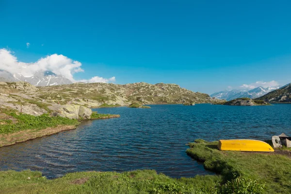 Bergpass von San Bernardino in der Schweiz, Moesolasee — Stockfoto