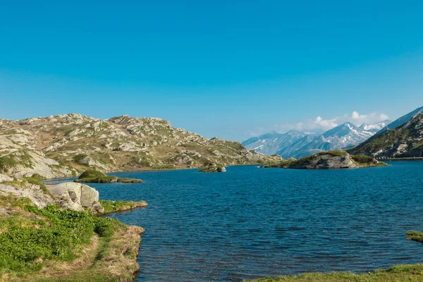 Bergpass von San Bernardino in der Schweiz, Moesolasee — Stockfoto