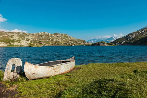 Bergpass von San Bernardino in der Schweiz, Moesolasee — Stockfoto