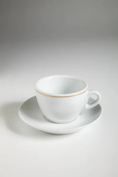 Copo de café expresso de cerâmica no fundo branco — Fotografia de Stock