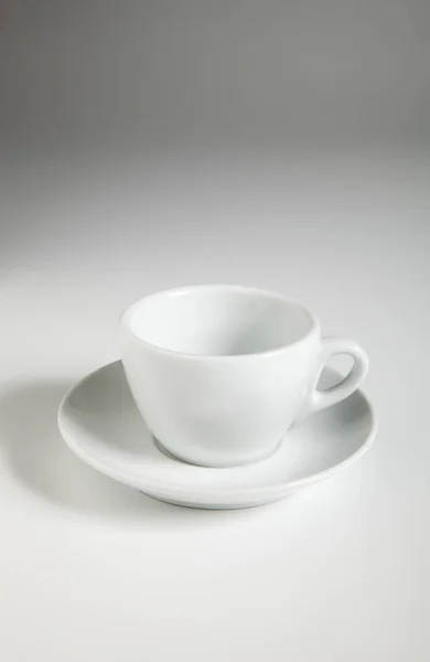 Керамические чашки эспрессо на белом фоне — стоковое фото
