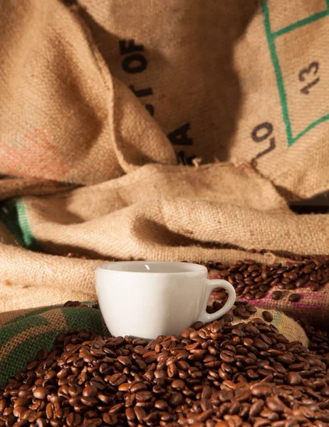 Tasse Kaffee mit gerösteten Bohnen, Stillleben — Stockfoto