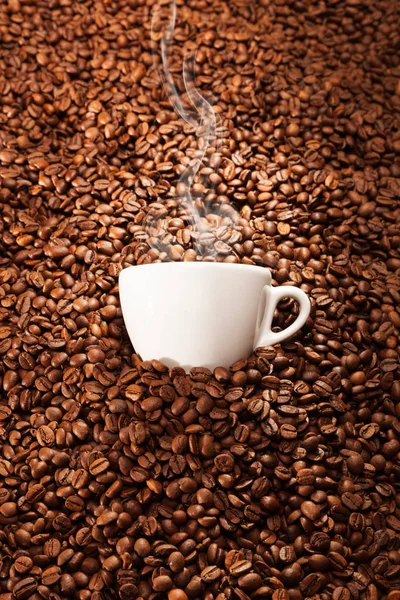 Tasse Kaffee mit gerösteten Bohnen, Stillleben — Stockfoto