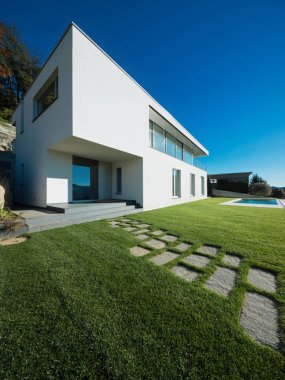 Modern beyaz ev bahçeli