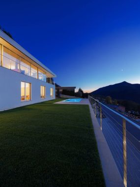 Modern villa, gece, dış ışıkları