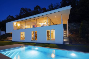 Modern villa, gece, dış ışıkları