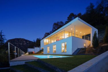 Modern villa, gece, dış ışıkları