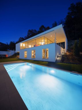 Modern villa, gece, dış ışıkları