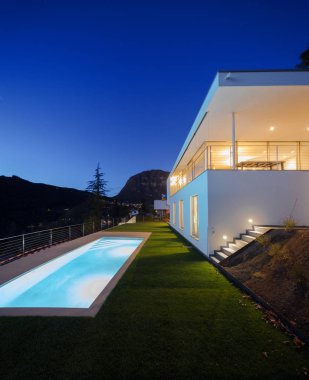 Modern villa, gece, dış ışıkları