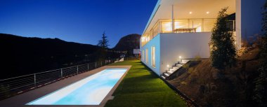 Modern villa, gece, dış ışıkları