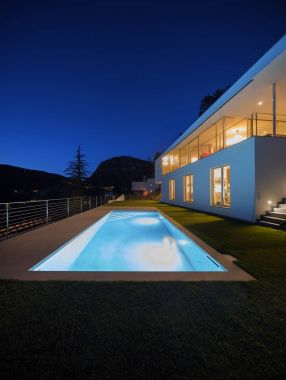 Modern villa, gece, dış ışıkları