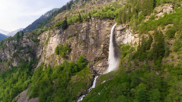Flygfoto över vattenfallet nära Rossa i Ticino, Schweiz — Stockfoto