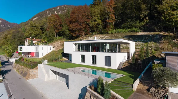 Villa moderna con piscina, vista aérea —  Fotos de Stock