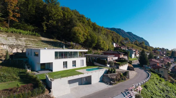 Moradia moderna com piscina, vista aérea — Fotografia de Stock