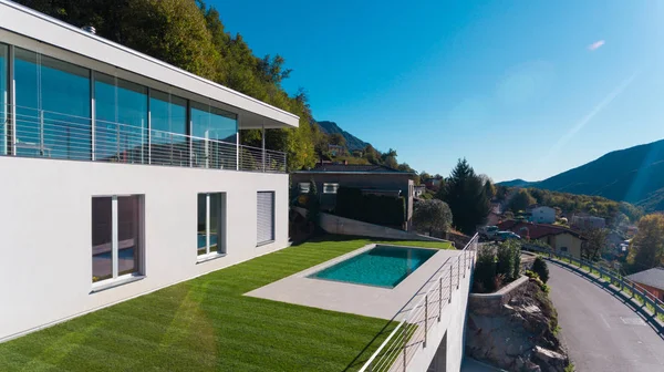 Casa de lujo con jardín y piscina —  Fotos de Stock