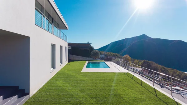 Casa de lujo con jardín y piscina —  Fotos de Stock