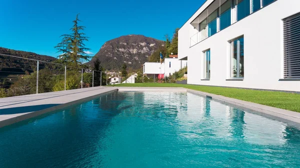 Luksusowy dom z ogrodem i basenem — Zdjęcie stockowe