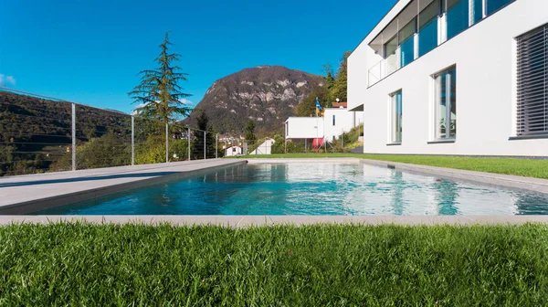 Luxus-Haus mit Garten und Pool — Stockfoto