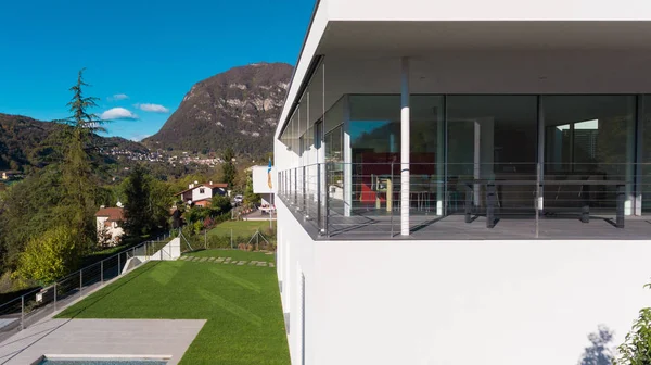 Erkély, egy modern Villa részlete — Stock Fotó