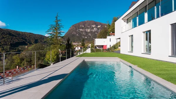 Casa de lujo con jardín y piscina — Foto de Stock