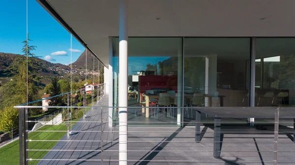 Dettaglio del balcone in una villa moderna — Foto Stock