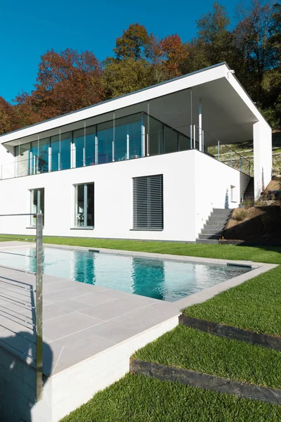 现代白色房子与庭院 — 图库照片