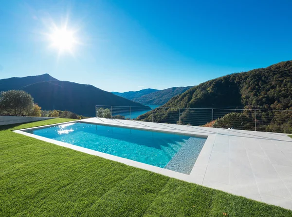 Moderna piscina con vista al lago y al valle —  Fotos de Stock