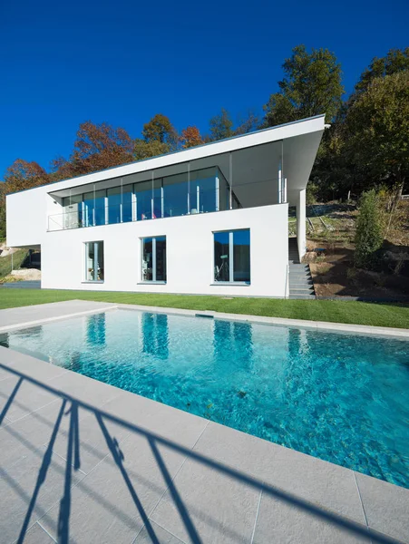 Moderne witte huis met tuin — Stockfoto