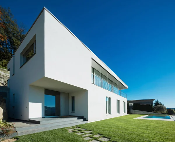 Moderne witte huis met tuin — Stockfoto