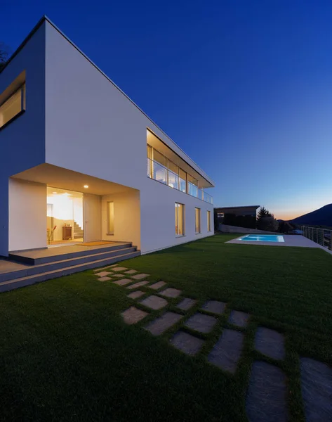 Moderne villa, exterieur in de nacht, licht op — Stockfoto