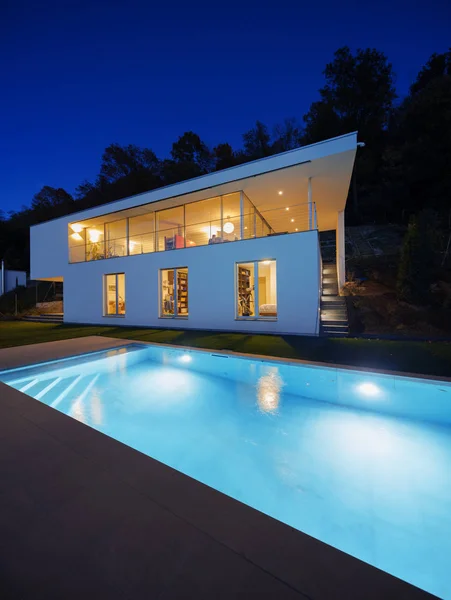 Moderne villa, exterieur in de nacht, licht op — Stockfoto
