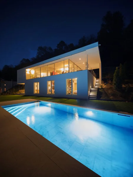 Moderne villa, exterieur in de nacht, licht op — Stockfoto